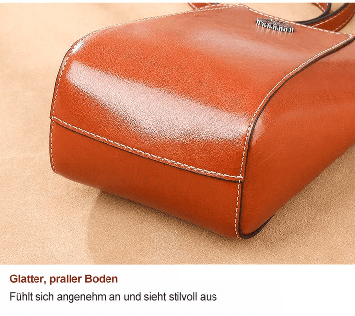 Nahaufnahme des glatten, gerundeten Taschenbodens aus braunem Leder mit heller Naht 11