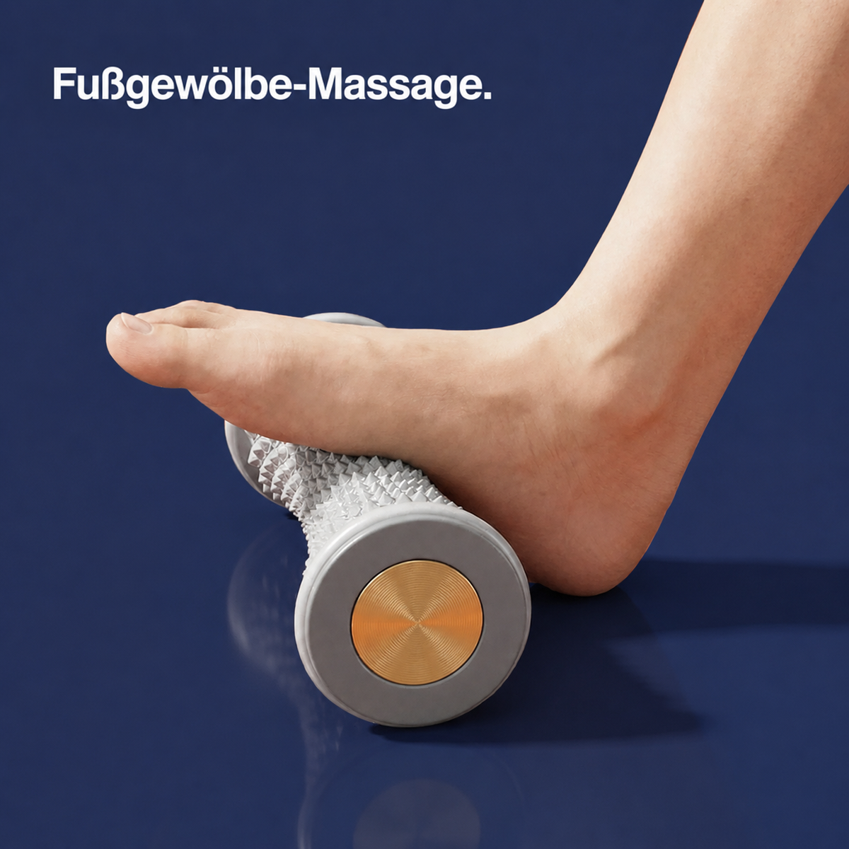 Ein Fuß steht mit dem Fußgewölbe auf dem Noppenroller, der Roller liegt quer 2