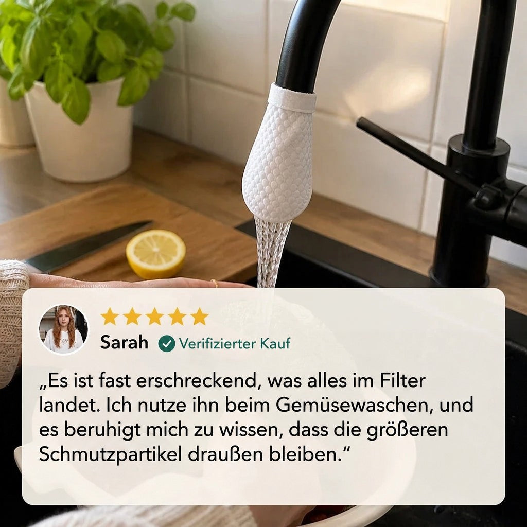 Weißer Filterbeutel mit Wabenmuster an einem schwarzen Küchenhahn, Wasser fließt hindurch, im Hintergrund Basilikum und eine Zitrone. 7
