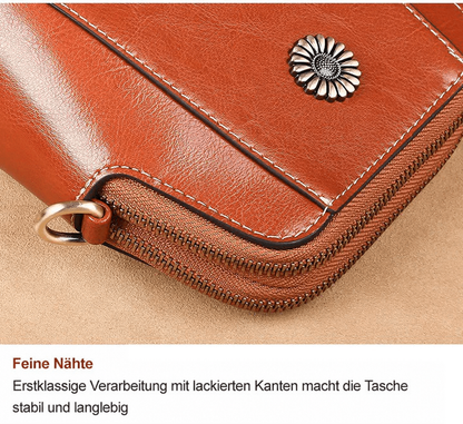Nahaufnahme der Tascheneckе mit feiner Naht, lackierter Kante, Reißverschluss und Blumen-Zierniete 16