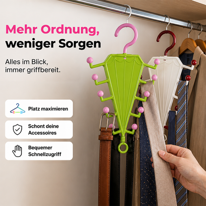Grüner und weißer Hänger im Kleiderschrank, mit Gürteln und Krawatten bestückt, eine Hand nimmt eine Krawatte 5