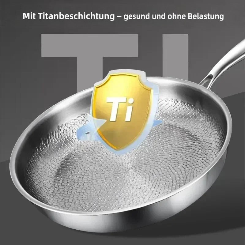 Pfanne mit gehämmertem Boden und eingeblendetem goldenem Schildsymbol, das auf die Titanbeschaffenheit hinweisen soll. 6