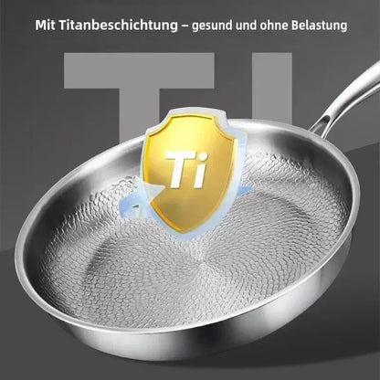 Pfanne mit gehämmertem Boden und eingeblendetem goldenem Schildsymbol, das auf die Titanbeschaffenheit hinweisen soll. 6