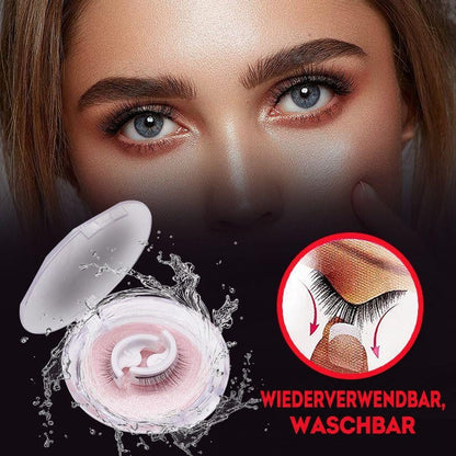 Model mit blauen Augen und Wimpern, davor die von Wasser umspritzte Box als Hinweis auf wiederverwendbare, waschbare Wimpern. 10