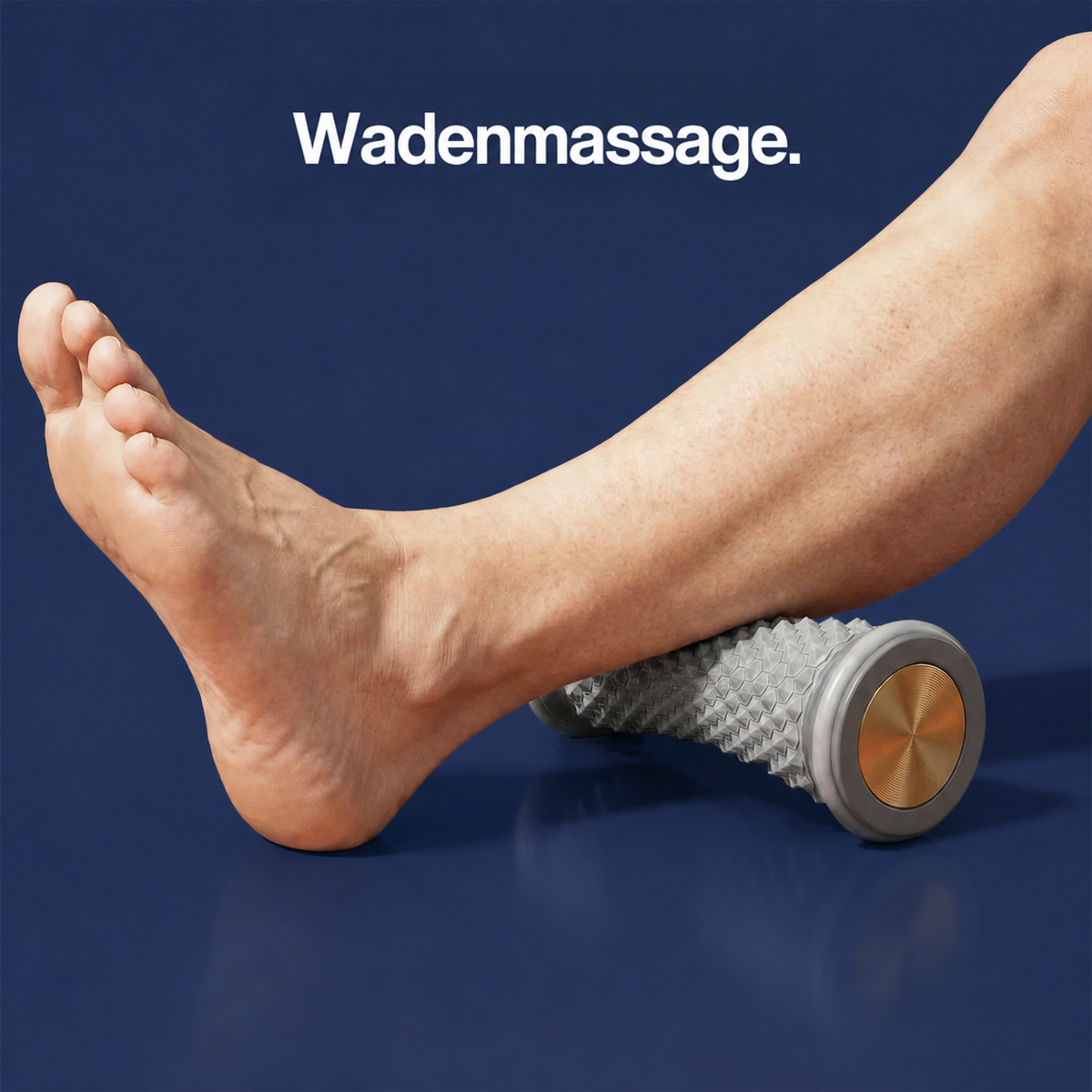 Die Wade eines ausgestreckten Beins liegt auf dem Noppenroller auf dem Boden 3