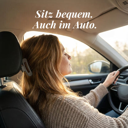 Frau mit grauer flacher Haarspange im Haar entspannt am Steuer im Auto 2