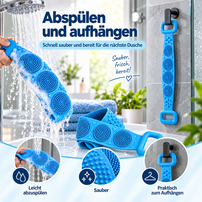 Blaue Silikonbürste wird unter der Dusche abgespült und an einem schwarzen Wandhaken im Duschbereich aufgehängt 4