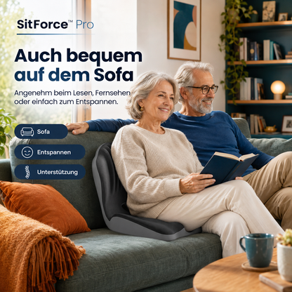 Älteres Paar liest und entspannt auf dem Sofa, das Sitzkissen stützt der Frau den Rücken 2
