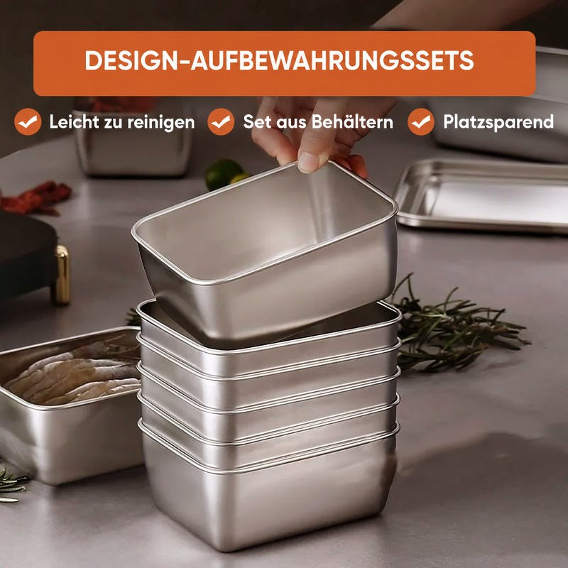 Stapel aus fünf Edelstahlschalen, von einer Hand angehoben, daneben Rosmarin und eine weitere Schale mit Garnelen. 4