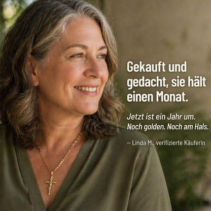 Lächelnde Frau mit grauem Haar in grüner Bluse trägt die goldene Kruzifixkette 7