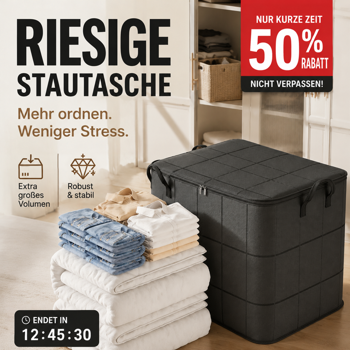 Dunkle Aufbewahrungstasche mit Karomuster neben gefalteten Jeans, Hemden und weißen Decken vor einem hellen Schrank. 4
