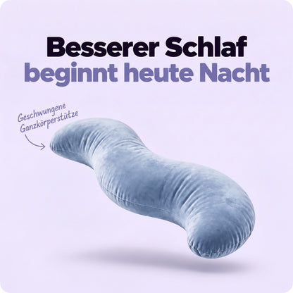 Schwebendes blaues S-förmiges Körperkissen mit samtartigem Bezug vor hellem lila Hintergrund 1