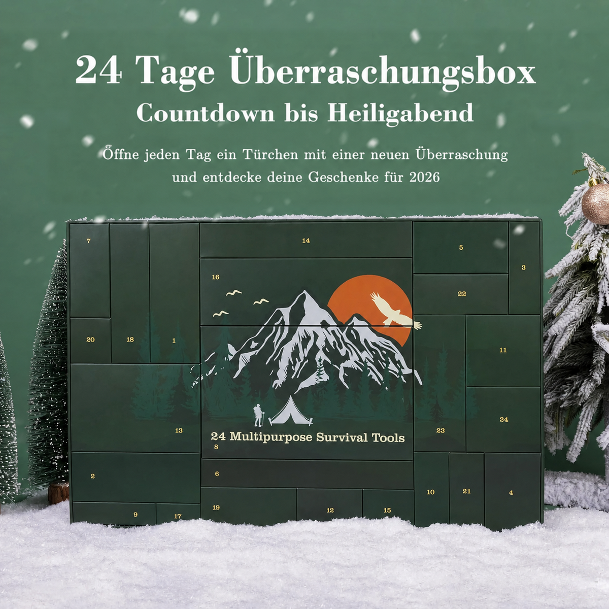 Geschlossener grüner Adventskalender mit 24 nummerierten Türchen im Schnee zwischen verschneiten Tannenbäumchen 5