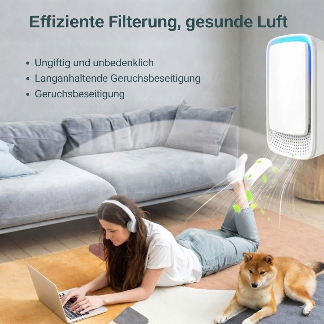 Eine Frau liegt mit Laptop und Kopfhörern im Wohnzimmer, neben ihr ein Hund; Luftstrom vom Gerät 7