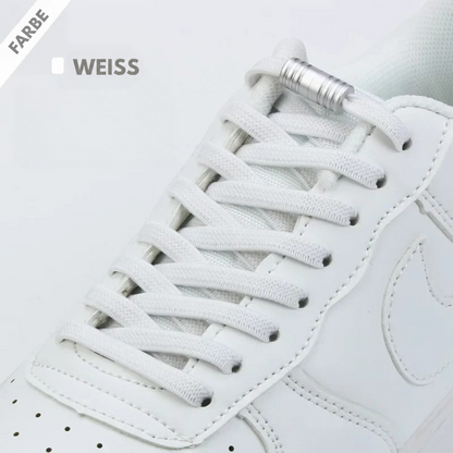 Weiße elastische Flachsenkel mit silberner Metallkapsel an einem weißen Sneaker, Farbvariante Weiß 5