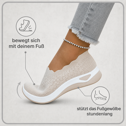Beiger Slipper im Schritt, die Sohle biegt sich mit dem Fuß, Infografik zur Bogenstütze 2