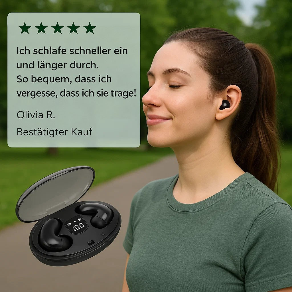 Lächelnde Frau im Park mit Kopfhörer im Ohr, daneben geöffnetes Ladecase mit Display und Kundenbewertung 7