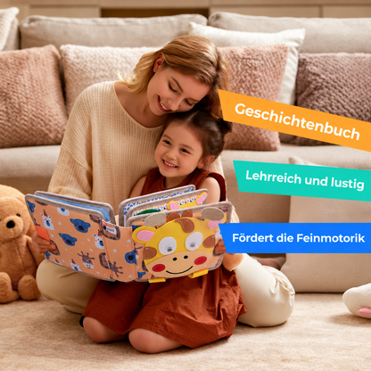 Mutter und Tochter lesen gemeinsam auf dem Teppich im Giraffen-Filzbuch, daneben Textbanner 6