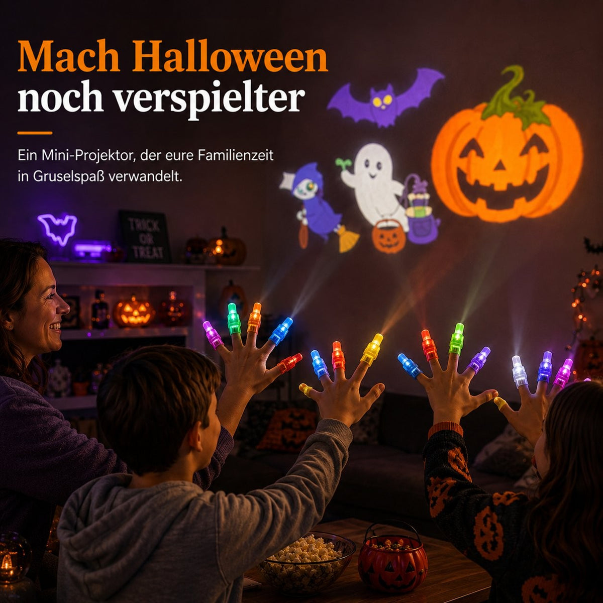 Mutter und zwei Kinder strecken Hände mit leuchtenden Fingerlichtern zu Halloween-Projektionen an der Wand im Wohnzimmer 10