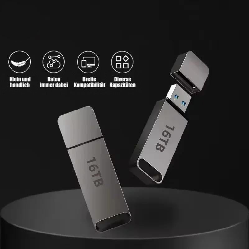 Zwei Sticks vor schwarzem Hintergrund auf einem Podest, einer mit abgenommener Kappe und sichtbarem Stecker 4