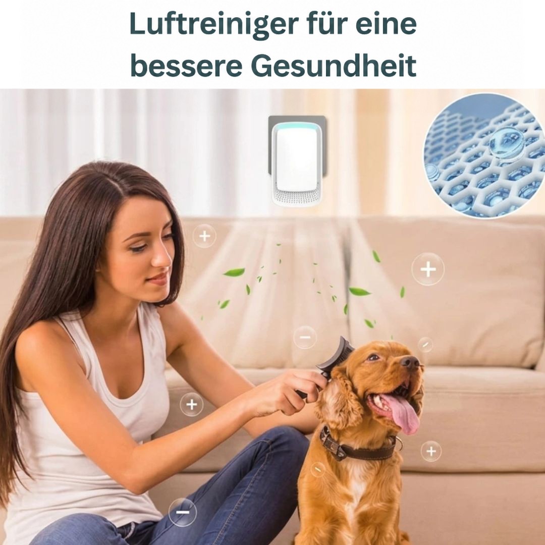 Eine Frau bürstet ihren Hund auf dem Sofa, darüber reinigt das eingesteckte Gerät die Luft 10