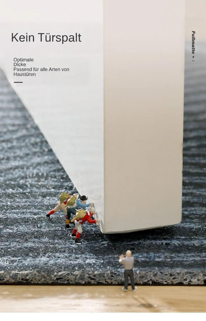 Miniaturfiguren schieben gegen eine weiße Tür, die auf der dünnen grauen Fußmatte aufliegt 10