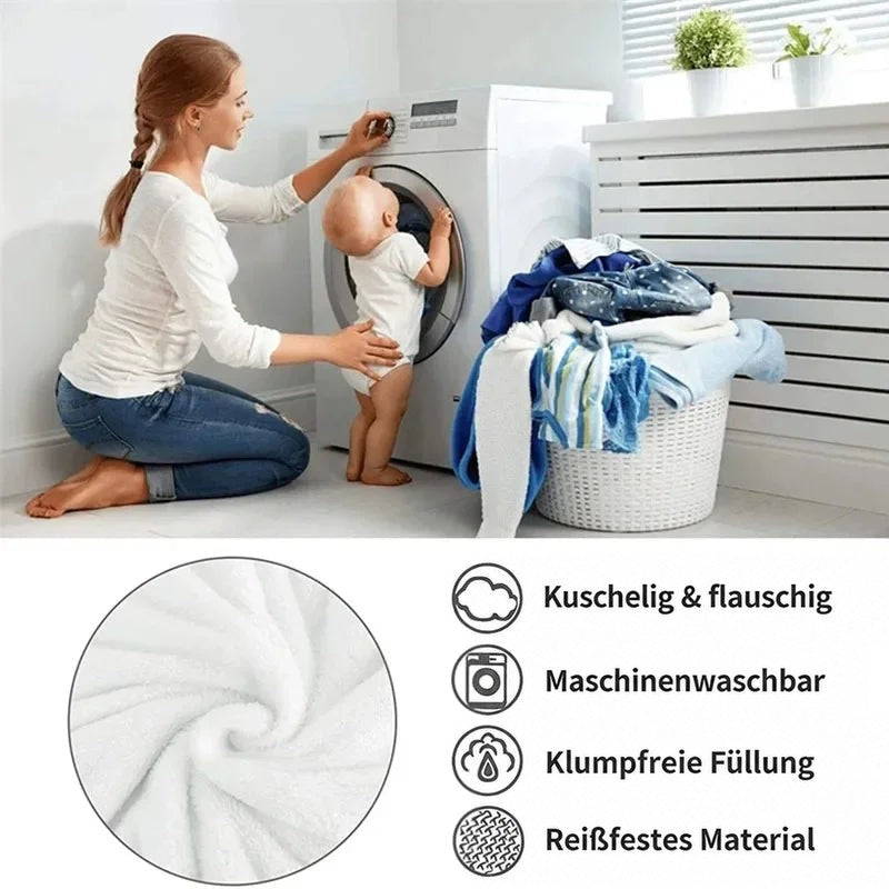 Mutter mit Kleinkind an der Waschmaschine, daneben Wäschekorb und Symbole zu Pflege und Eigenschaften der Decke 10