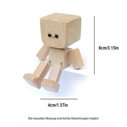 Sitzende Holzfigur mit lächelndem Gesicht seitlich vor weißem Hintergrund, mit eingezeichneten Maßangaben zu Höhe und Breite. 2