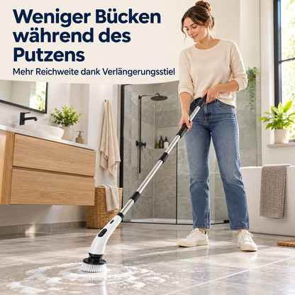 Lächelnde Frau schrubbt im Stehen mit langer Stange den Fliesenboden eines modernen Badezimmers 10