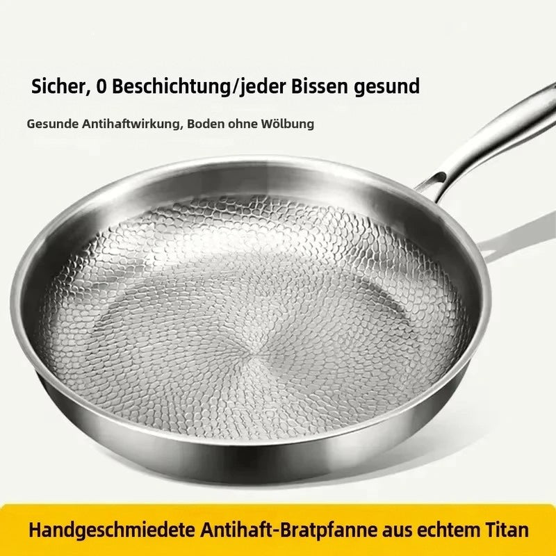 Nahaufnahme der Pfanne von schräg oben mit dem gehämmerten Muster im Boden, ergänzt durch eingeblendete Werbetexte. 5