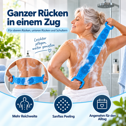 Ältere Frau mit Schaum auf dem Rücken benutzt die blaue Silikonbürste, kleines Bild zeigt den unteren Rücken 1