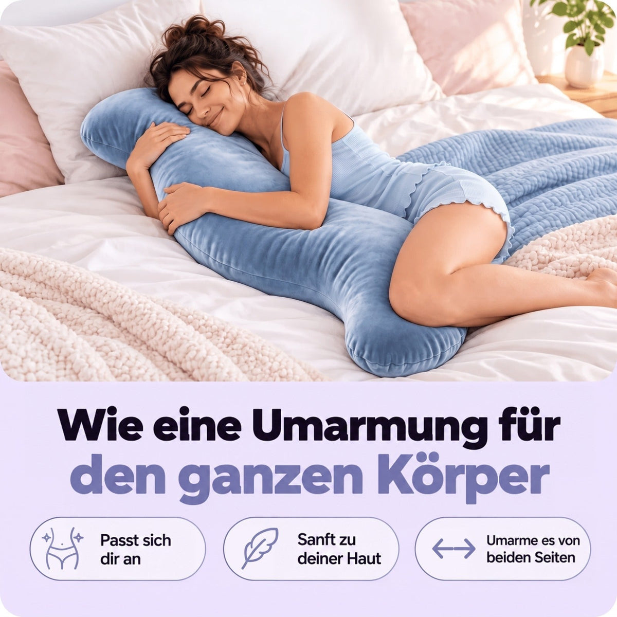 Frau liegt seitlich im Bett und umarmt das blaue Körperkissen mit Armen und Beinen 2