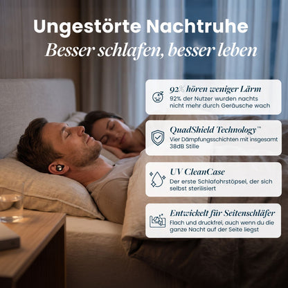 Mann und Frau schlafen im Bett, der Mann trägt einen Ohrstöpsel; daneben vier Vorteilskästen zu Geräuschreduzierung, Hygiene und Komfort. 2
