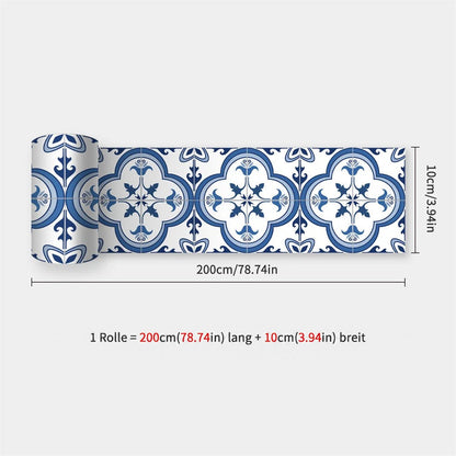 Aufgerollter Streifen mit blau-weißem Ornamentmuster aus großen vierblättrigen Fliesenmotiven, Maßangaben 200 x 10 cm 32