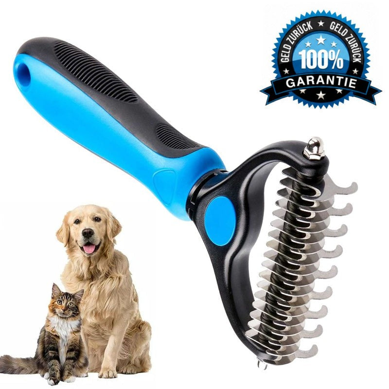 Blauer Rechen schräg von der Seite mit Blick auf die gebogenen Metallzinken, daneben ein sitzender Golden Retriever und eine getigerte Katze. 4
