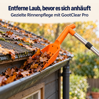 Nahaufnahme der orangen Schaufel in einer mit nassem Laub gefüllten Dachrinne 7