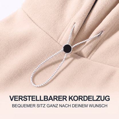 Detailaufnahme des elastischen Kordelzugs mit schwarzem Stopper an beigem Fleecestoff zur Anpassung der Weite 5