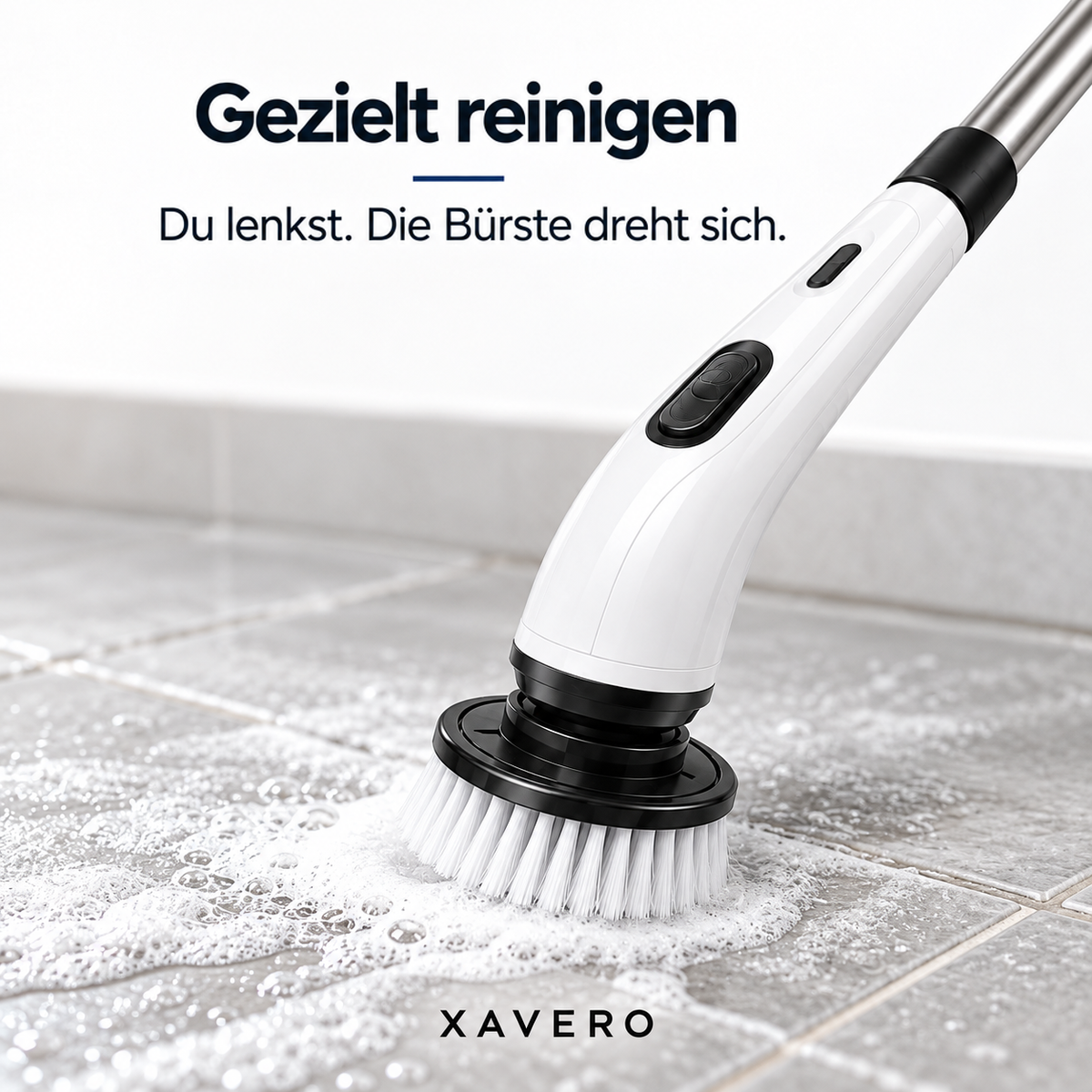 Nahaufnahme des rotierenden Bürstenkopfs, der schaumige Bodenfliesen entlang der Wand reinigt 6