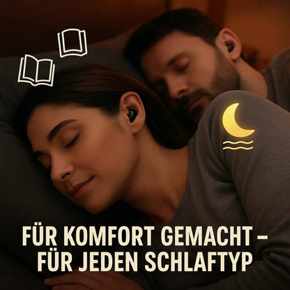 Schlafendes Paar im Bett, beide tragen kleine schwarze Kopfhörer im Ohr, dazu Mond- und Buchsymbole 6
