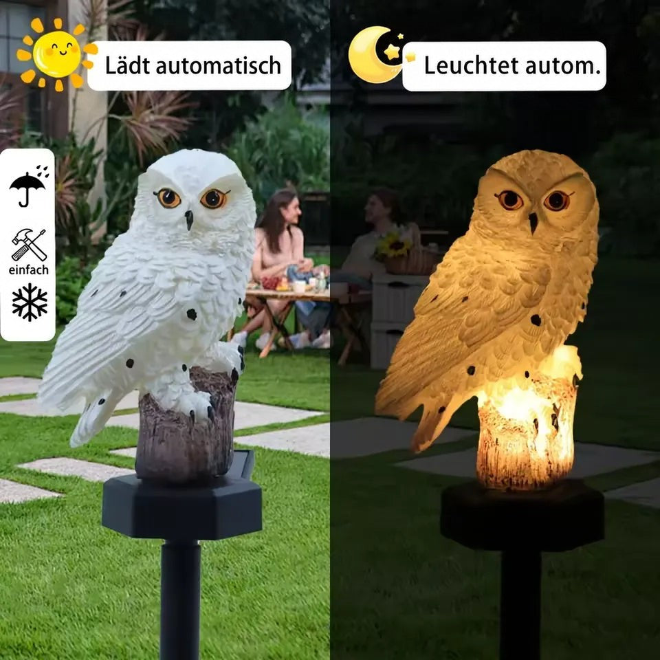Vergleich der weißen Eule bei Tag, unbeleuchtet im Garten, und bei Nacht warm leuchtend, im Hintergrund ein Paar am Tisch. 2