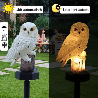 Vergleich der weißen Eule bei Tag, unbeleuchtet im Garten, und bei Nacht warm leuchtend, im Hintergrund ein Paar am Tisch. 2