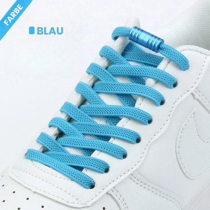 Hellblaue elastische Flachsenkel mit blauer Metallkapsel an einem weißen Sneaker, Farbvariante Blau 3