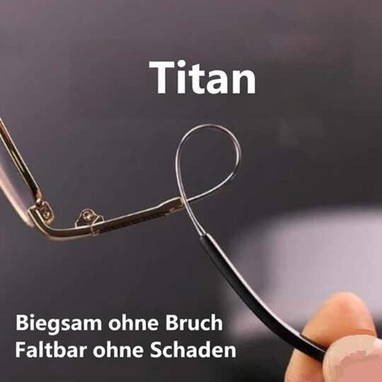Hand biegt einen dünnen Brillenbügel zu einer Schlaufe, um die Flexibilität des Titanrahmens zu zeigen 7
