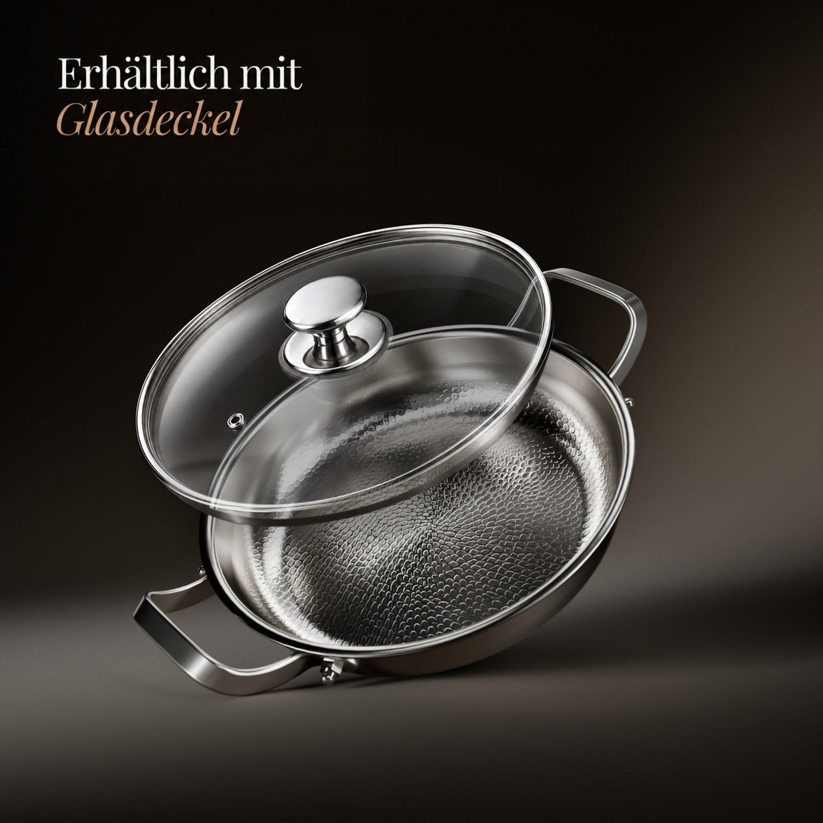 Pfanne mit aufgeschwebtem Glasdeckel und Edelstahlknauf, schräg gekippt vor dunklem Hintergrund, mit eingeblendetem Hinweistext zum Glasdeckel. 3