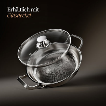 Pfanne mit aufgeschwebtem Glasdeckel und Edelstahlknauf, schräg gekippt vor dunklem Hintergrund, mit eingeblendetem Hinweistext zum Glasdeckel. 3