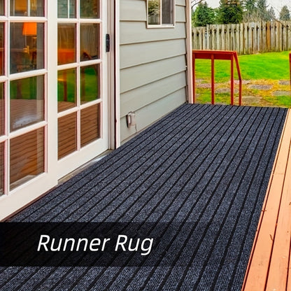 Grauer Outdoor-Läuferteppich auf Terrasse, wetterfest, rutschfest, ideal für Eingangsbereich.