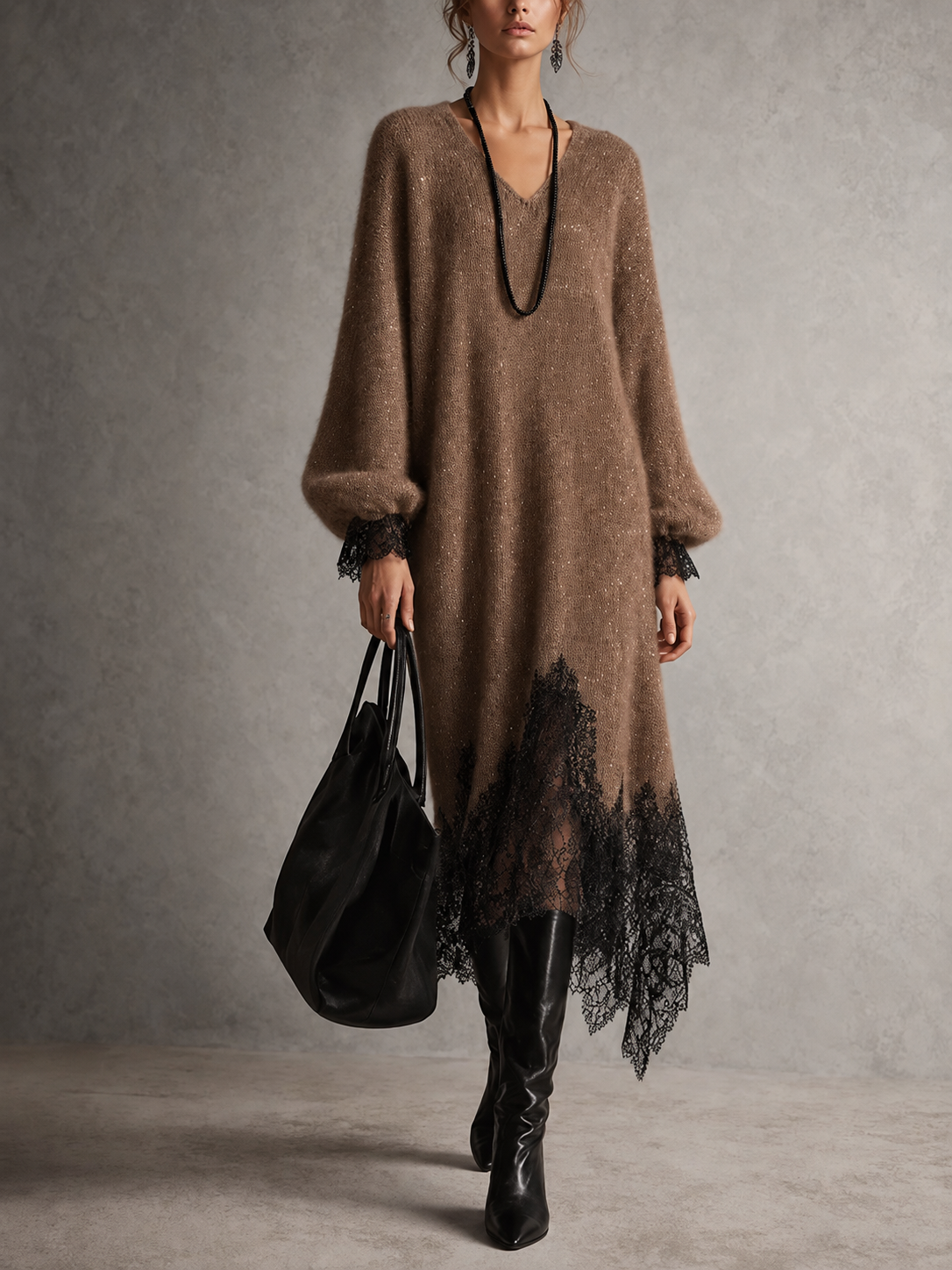 Strickkleid in Braun mit schwarzer Spitze an Saum und Ärmeln, Model in schwarzen Stiefeln, Frontansicht 8