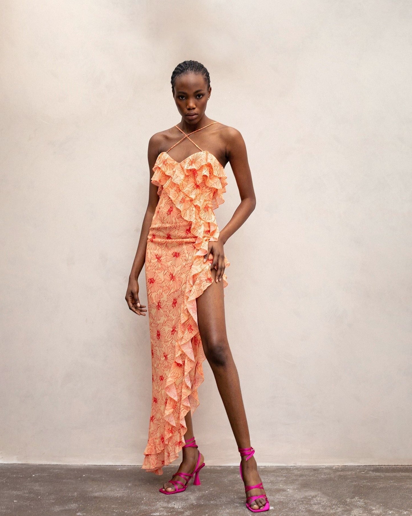 Chiffon-Maxikleid mit Rüschen und gekreuztem Ausschnitt – Elenna