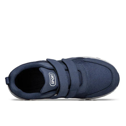 Blauer Schuh von oben fotografiert, zwei Klettriemen und der Einstieg sind sichtbar 14