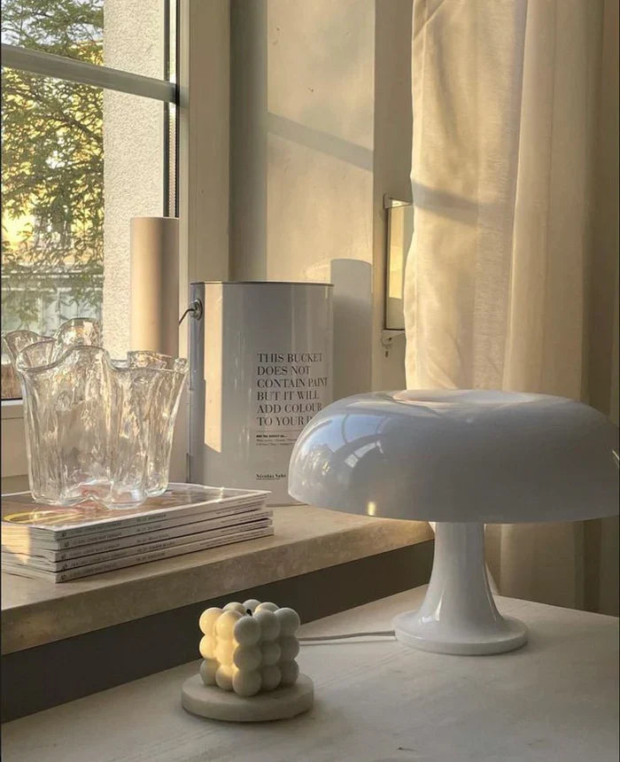 Weiße Tischlampe auf Fensterbank, moderne Dekoration, Glasvasen, minimalistisches Design.
